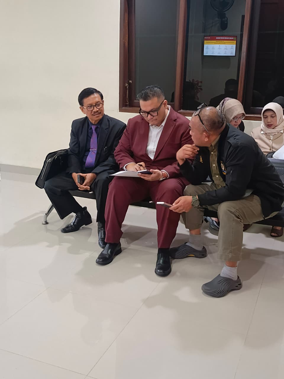 Legal counsel meeting with client